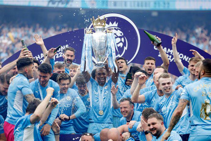 记者：德容缺席巴萨今天训练，是否出战阿拉维斯存在疑问（德容未参加巴萨今日训练，能否出战阿拉维斯成疑）