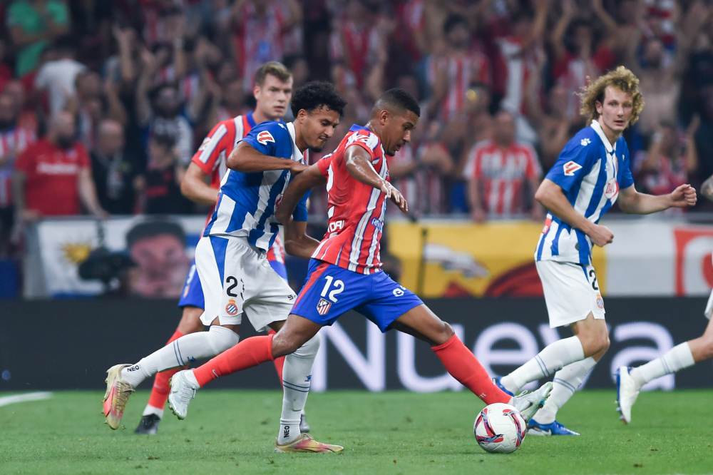 看台嘘声不断（看台嘘声此起彼伏）