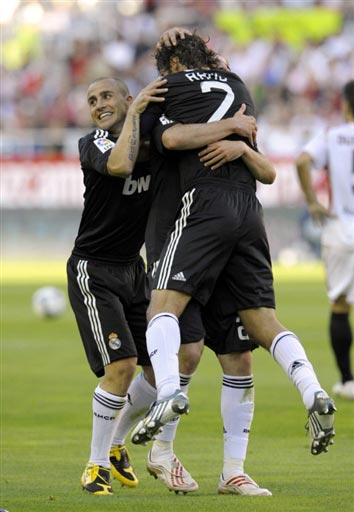 某球星再次进入本轮最佳阵容（某球星再度入选本轮最佳阵容）