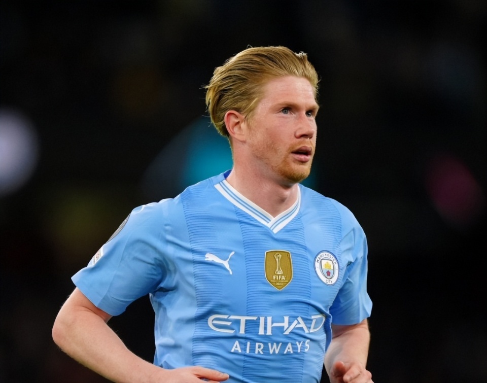 转会窗：尤文国米竞争21岁后卫，麦肯尼续约博弈（转会动态：尤文与国米争抢21岁后卫，麦肯尼续约谈判胶着）