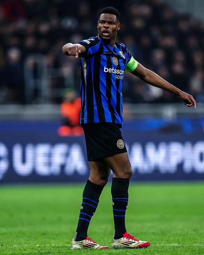 2-0！开场破门+补时补刀 核心+中卫双双伤退 13.1亿豪门17场不败