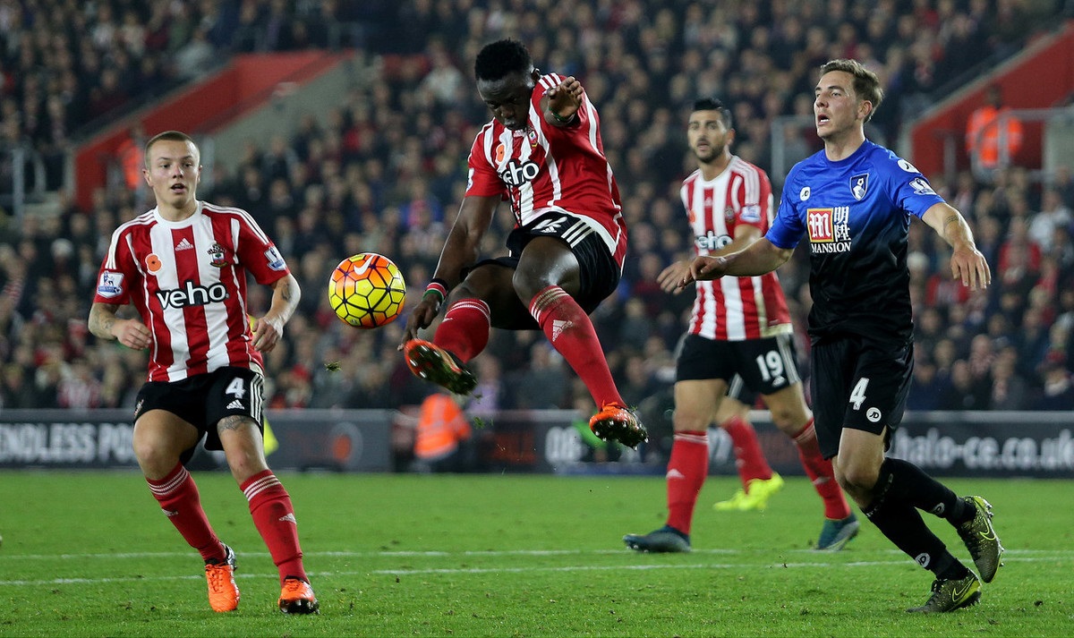 詹姆斯时隔14年再次来蓉，现场表白“我太爱成都了”，球迷冒雨齐聚万象城集体高呼“LBJ”（阔别14年詹姆斯再访成都：现场告白“太爱成都”，万象城球迷冒雨齐喊“LBJ”）