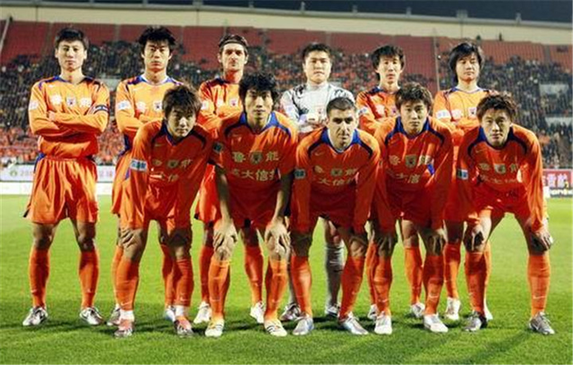 詹姆斯谈对阵独行侠：感受当然不一样，对面都是老队友和教练（詹姆斯谈迎战独行侠：心境不同，对面尽是昔日队友与教练）