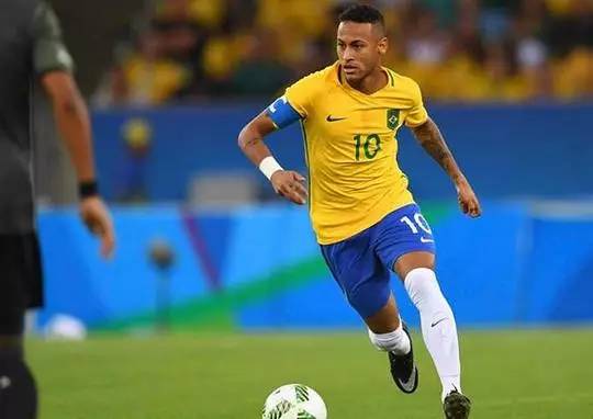 足球国足青训成果显现，小将成多队抢手货（国足青训见成效，年轻球员成各队争夺焦点）