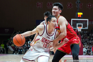 威少本赛季首发时场均接近15+8+8，高于赛季平均数据（威少本季先发场均近15+8+8，优于赛季场均）