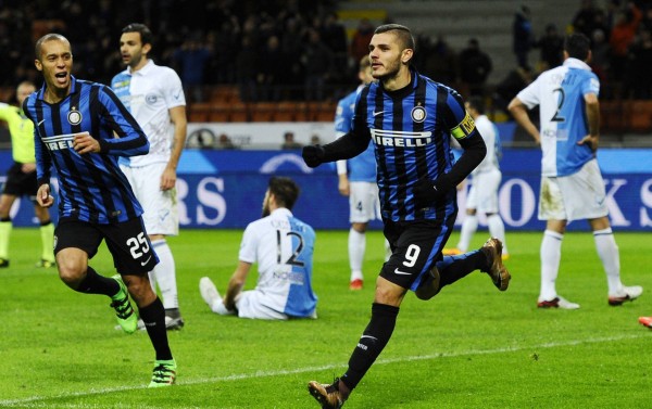 这雪有点大，欧冠赛前一名挪威记者在博德闪耀的球场边线处滑雪（欧冠赛前大雪纷飞，挪威记者在博德闪耀球场边线滑雪）