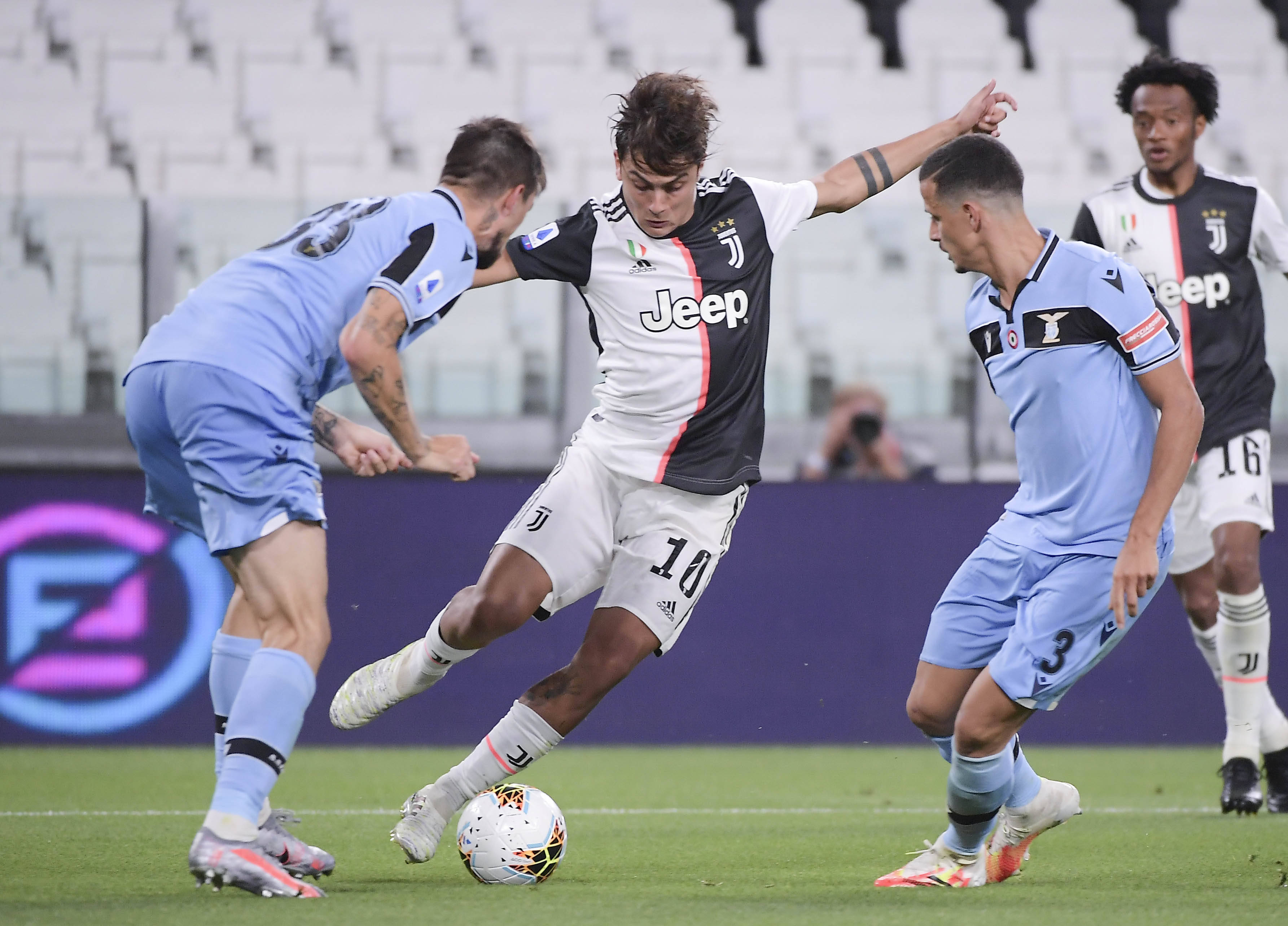 上任后首次露面，国足新帅邵佳一现场观战中国U22vs越南U22（履新首秀！国足新帅邵佳一现场考察中国U22对阵越南U22）