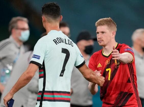 跟队：米兰双雄在为新球场找命名商，目标带来每年超2000万欧收入（队记：米兰双雄为新球场寻冠名合作，目标年收逾2000万欧元）