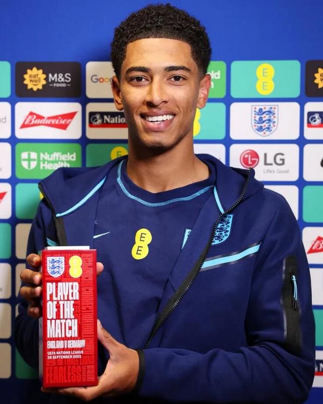 邮报：明年世界杯上下半场中段设强制补水时间，每次三分钟（《邮报》：明年世界杯将在上下半场中段增设3分钟强制补水暂停）