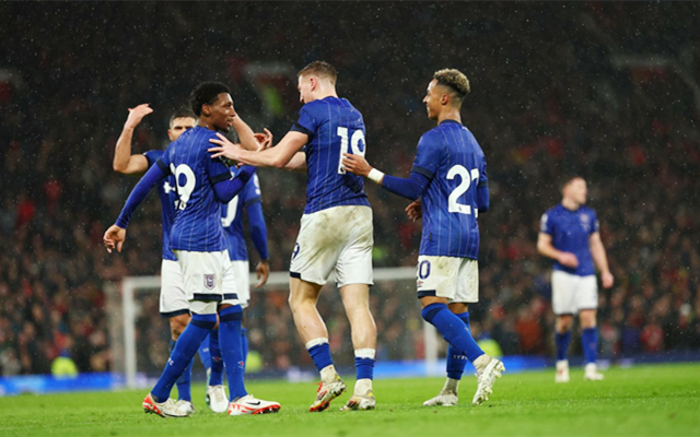 天空：维萨未随布伦特福德前往客场参加比赛，他仍渴望离队（天空：维萨缺席布伦特福德客场之旅，仍有离队意愿）